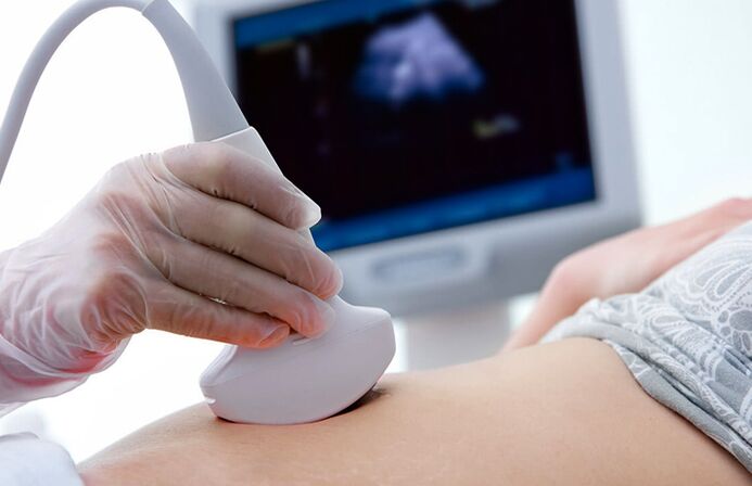 Examinarea cu ultrasunete a vezicii urinare poate ajuta la diagnosticarea cistitei la o femeie.